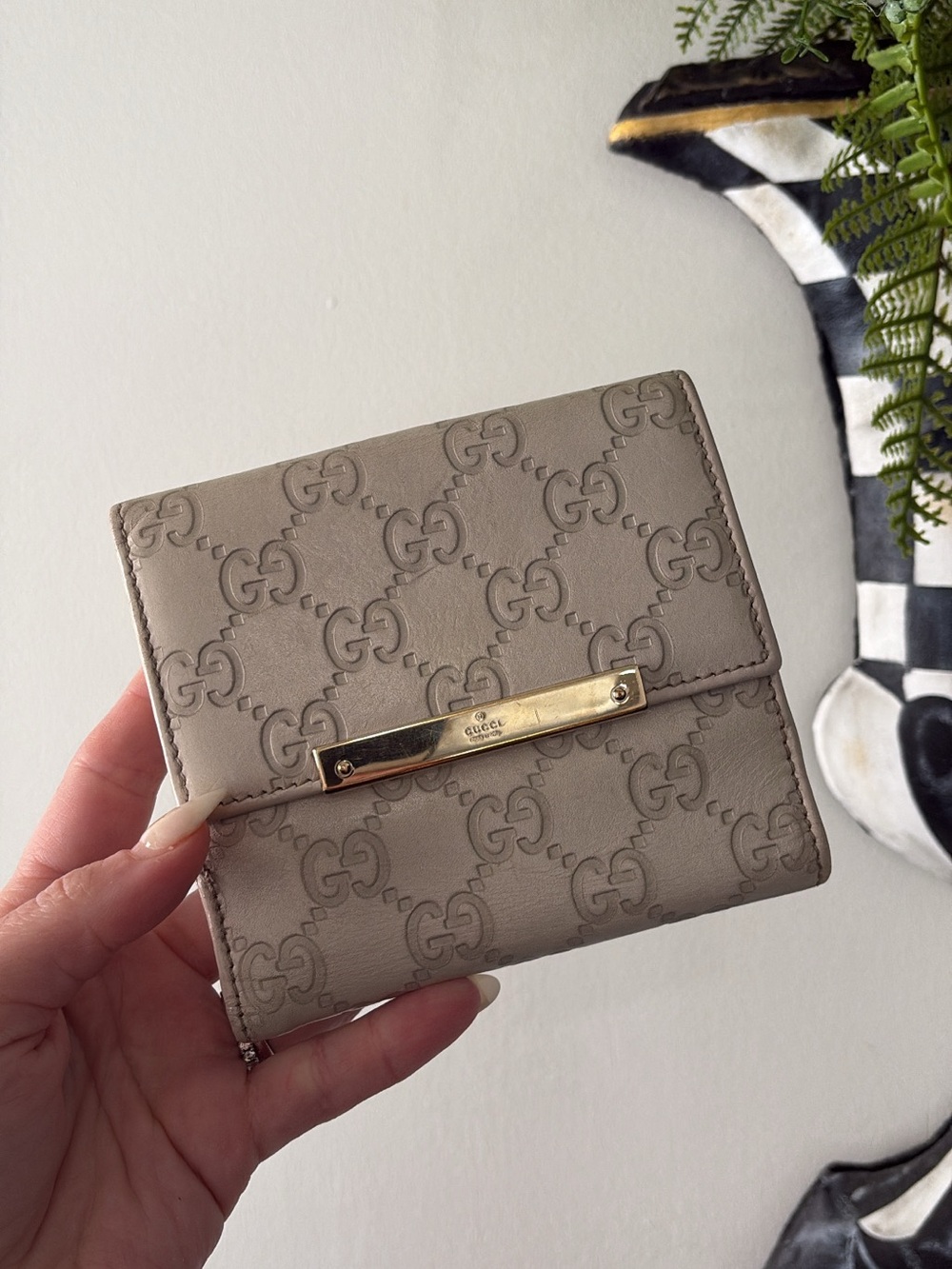 Authentic Gucci Guccissima Leather Bifold Wallet – Beige / Taupe